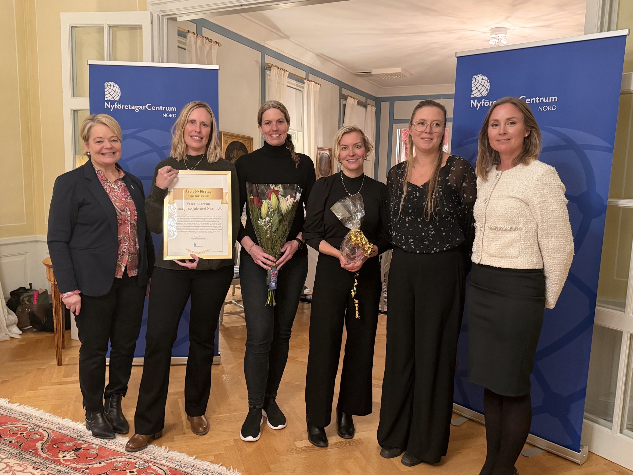 Delägarna i Veterinärerna Smådjurssjukvård Nord AB, vinnare av Årets Nyföretagare 2026 i Norrbotten, tillsammans med landshövding Lotta Finstorp och Petra Pihl, verksamhetsledare för NyföretagarCentrum Nord.