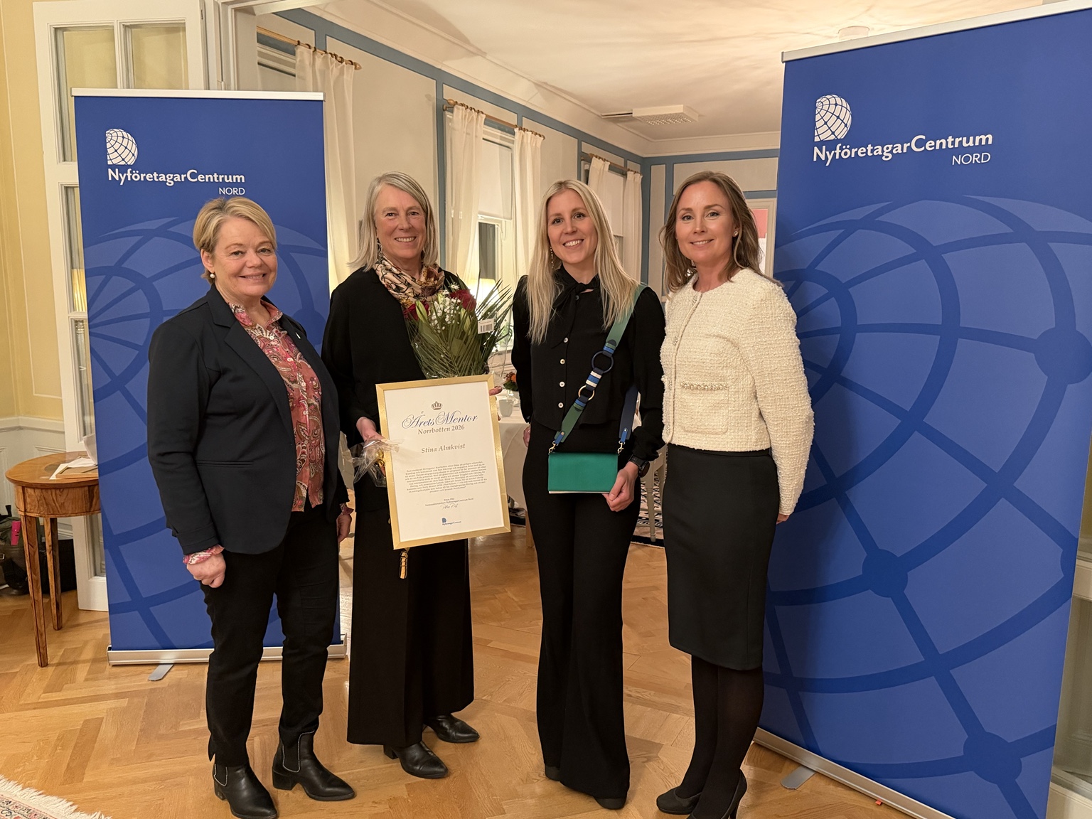 Årets Mentor 2026 i Norrbotten, Stina Almkvist, tillsammans med adepten Annica Nordlund, landshövding Lotta Finstorp och Petra Pihl, verksamhetsledare för NyföretagarCentrum Nord.
