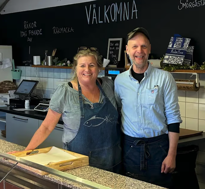 Marlene Sahlqvist och Hans Nordin bakom disken på Klåva Fisk i Hönö.