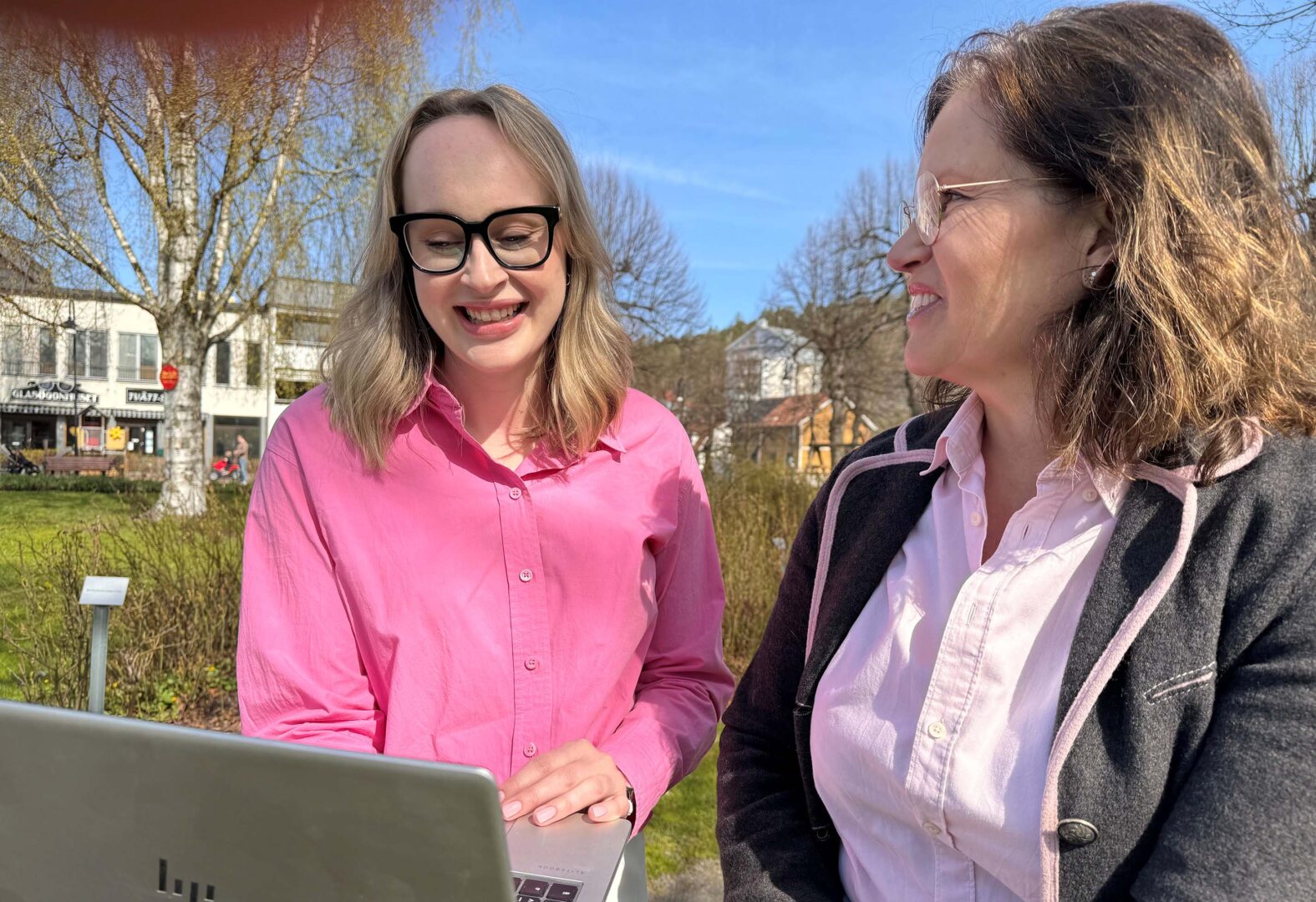 Två personer diskuterar utomhus i Söderköping