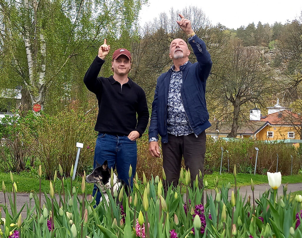 Två personer pekar upp mot himlen I söderköping