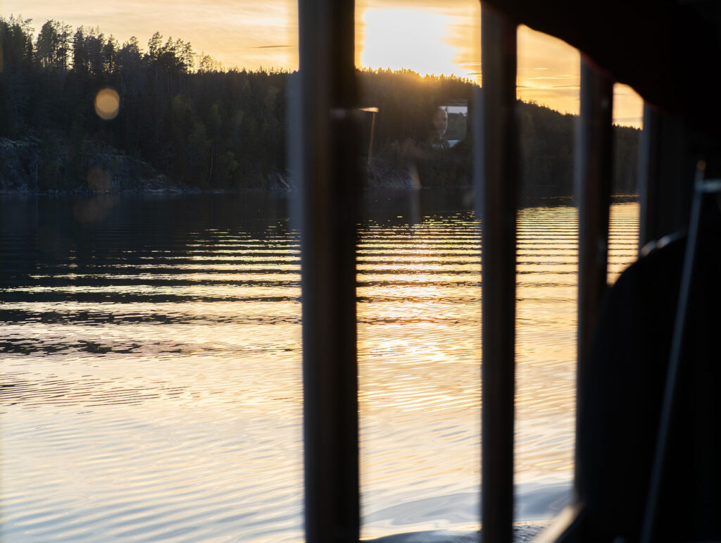 Solen går ned över vattnet i Valdemarsvik