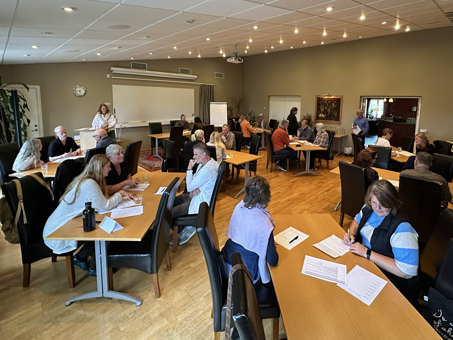 Deltagare i samtal under speeddejtingkvällen för Skuggstyrelseprogrammet i en konferenslokal.