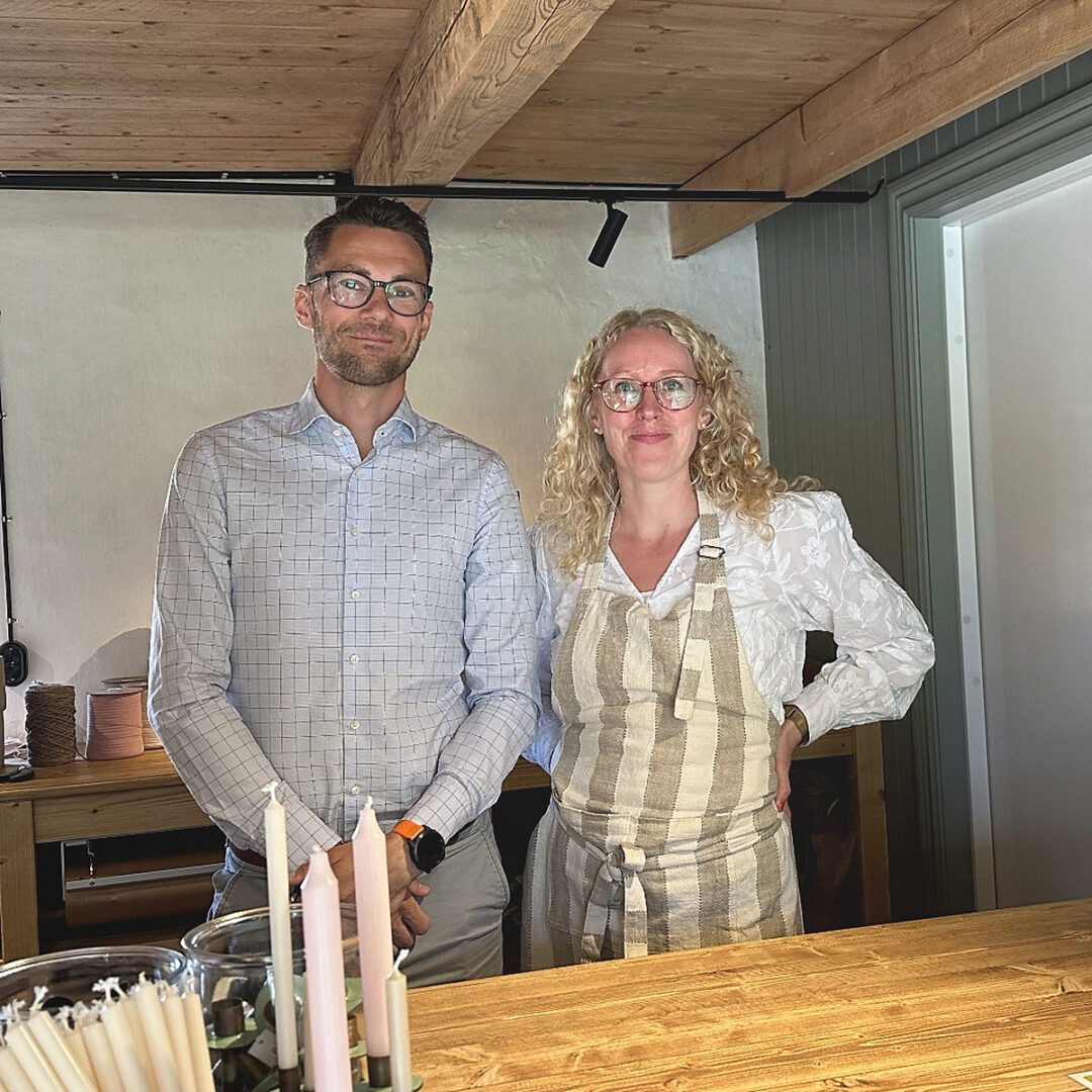 Martin Hansson och Lisa Sassersson står tillsammans bakom disken i Lisas butik Allevadstorp Trädgård & Interiör.