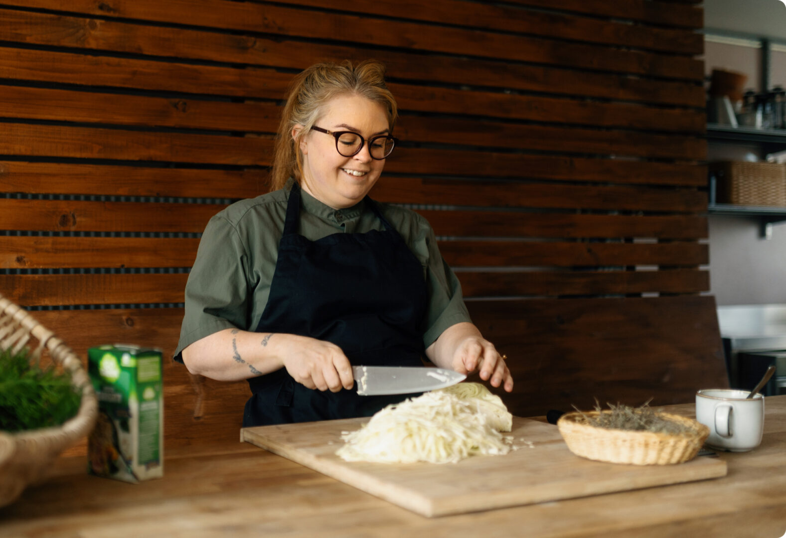 Emelie Detterskog gör en sallad